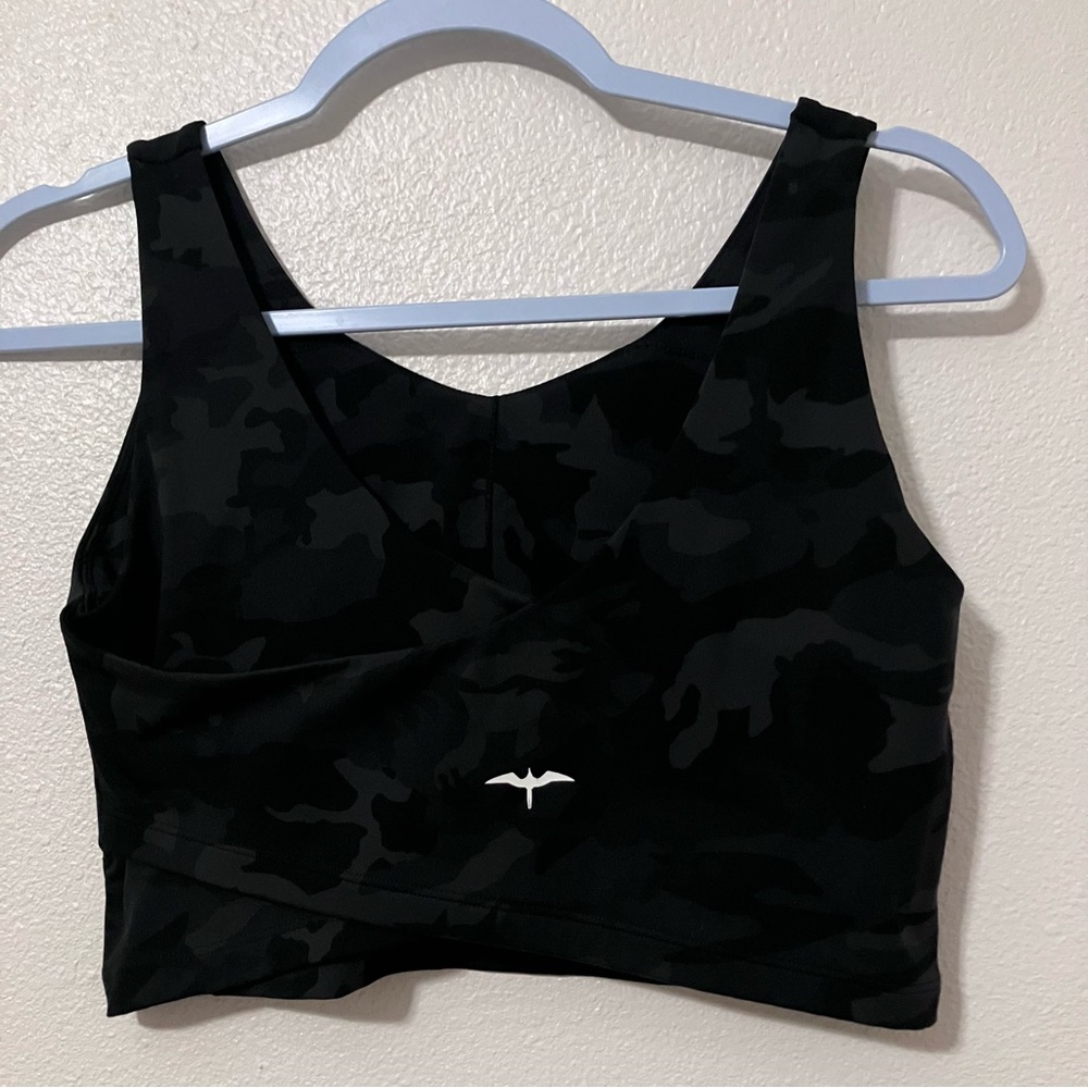The Iwa Company Hawaii Kauai black camo tank top sports bra size medium M